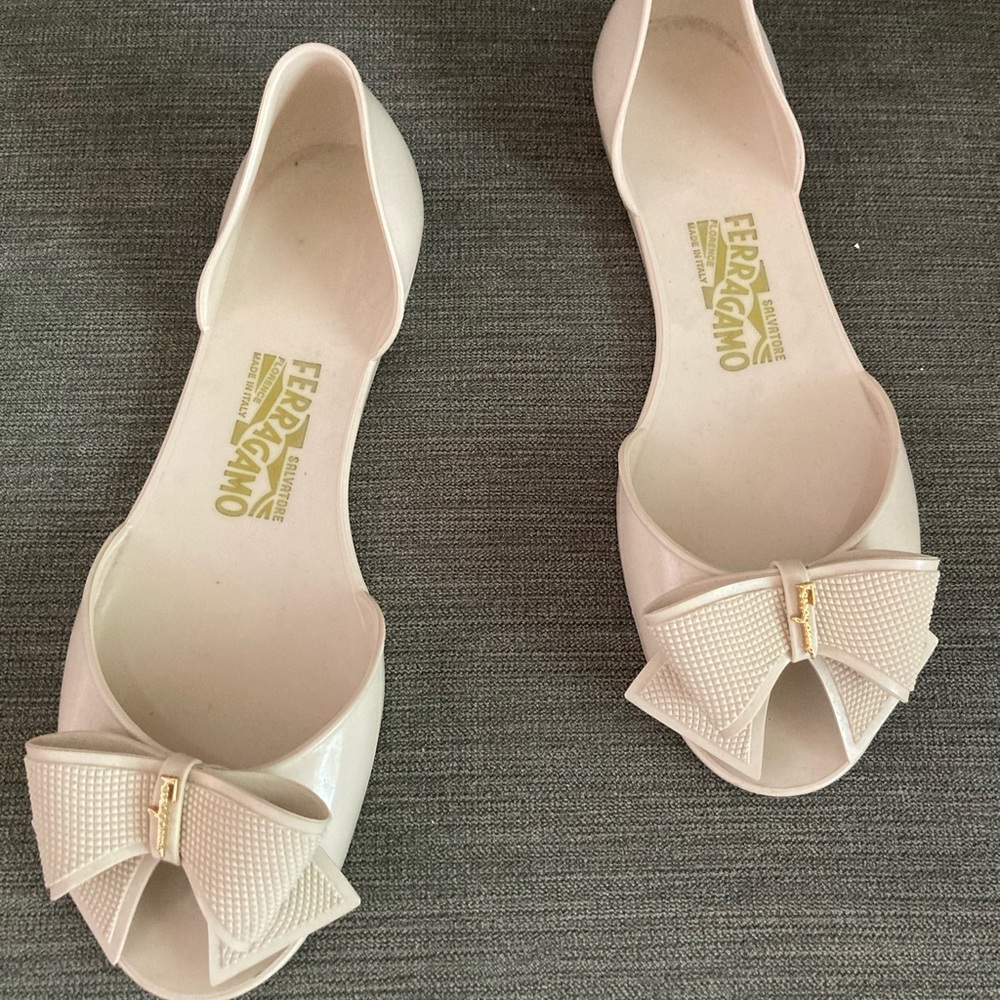 Salvatore Ferragamo rubber sandals in beige size 9